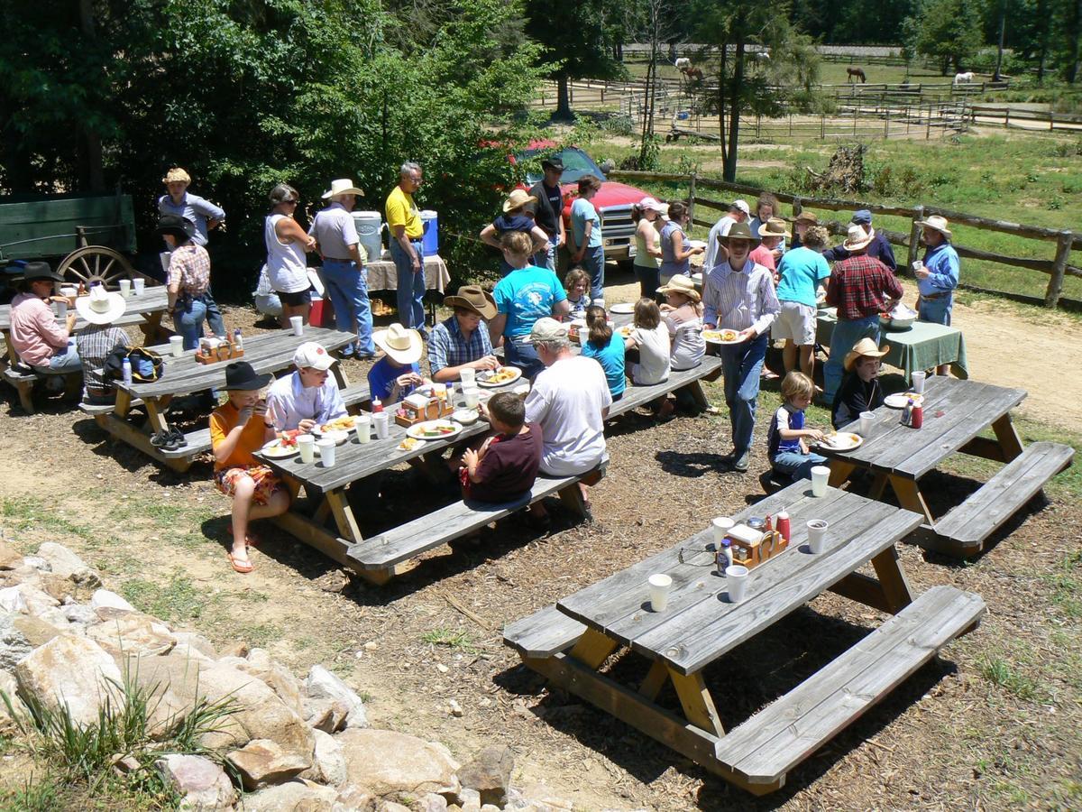 French Broad Outpost Ranch Del Rio Exterior photo